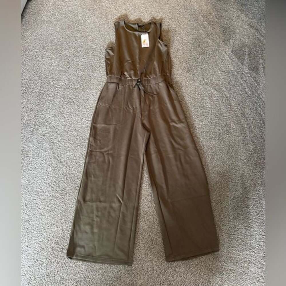 NWT Women’s Olive Green Pretty Garden Sleeveless Jumpsuit - XL